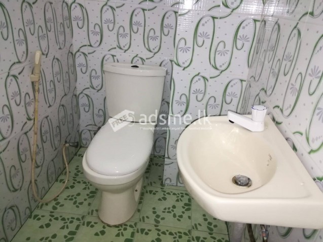 කැළණිය ප්‍රධාන පාසලක් අසල නිවසක්