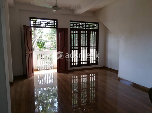කැළණිය ප්‍රධාන පාසලක් අසල නිවසක්