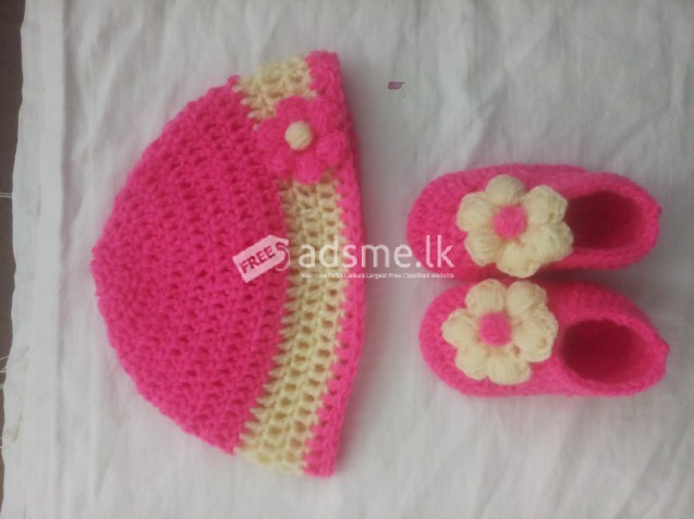 Wool hat and wool shoes for newborn