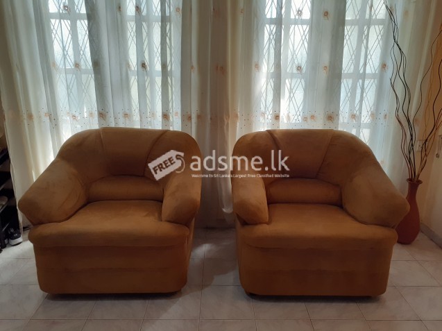 5 seater almost new Sofa Set