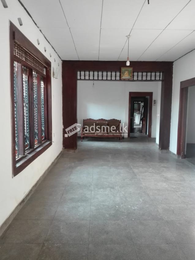 කාර්යාලයකට, ගබඩාවකට සුදුසු නිවසක් කුළියට දීමට ඇත.