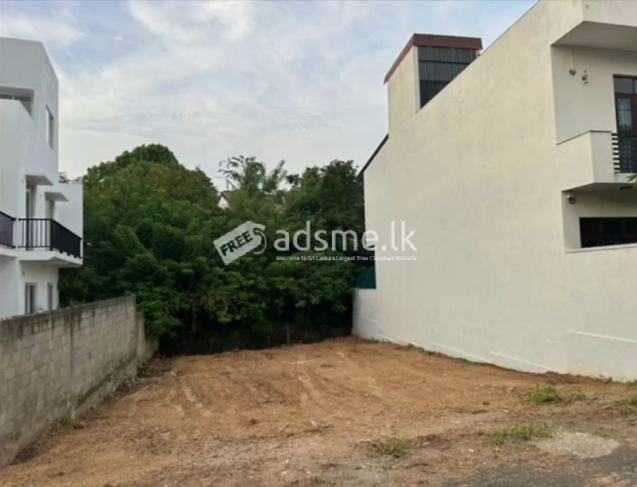 8.2 perch Slanted Land in Oruwala, Athurugiriya, at a negotiable price. (Free from flood risks)