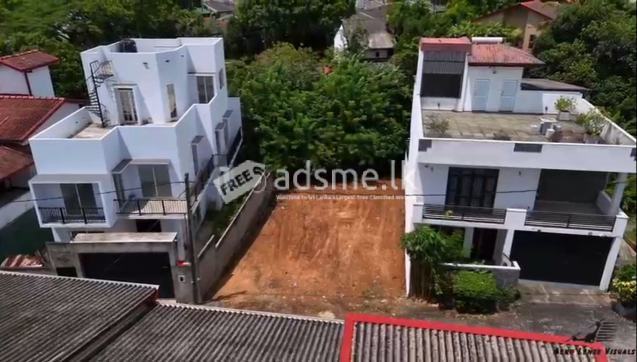 8.2 perch Slanted Land in Oruwala, Athurugiriya, at a negotiable price. (Free from flood risks)