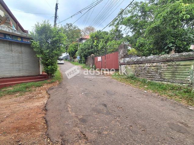 Valuable Semi Commercial Property for Sale in close proximity to Kadawatha Town.