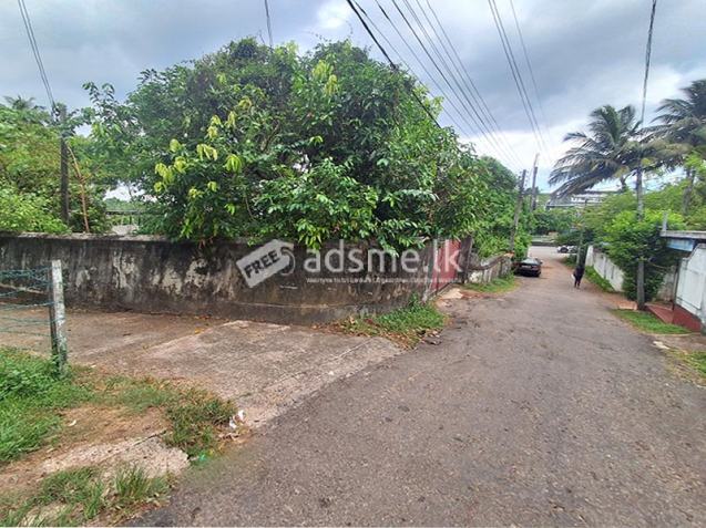 Valuable Semi Commercial Property for Sale in close proximity to Kadawatha Town.